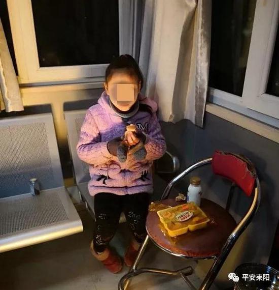 （暖心的警察蜀黍为小女孩买来面包、牛奶）