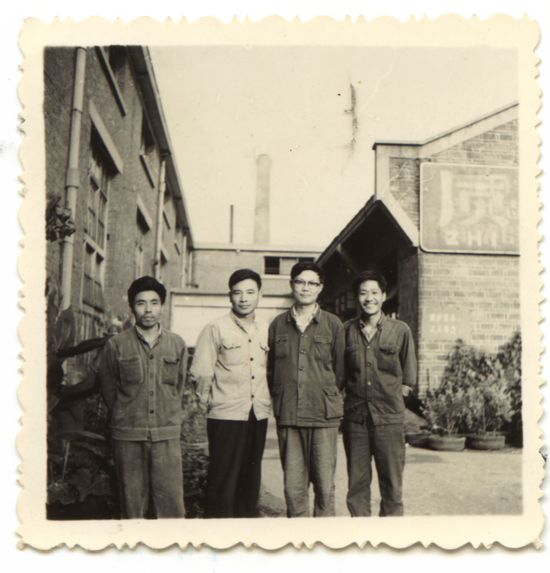 1976年 何清华任长沙客车厂车工