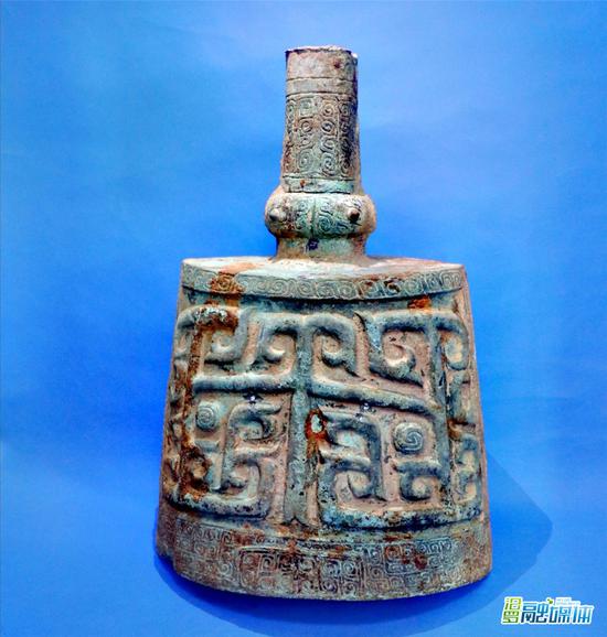 出土青铜铙重达33公斤,器型厚重,饰兽面纹