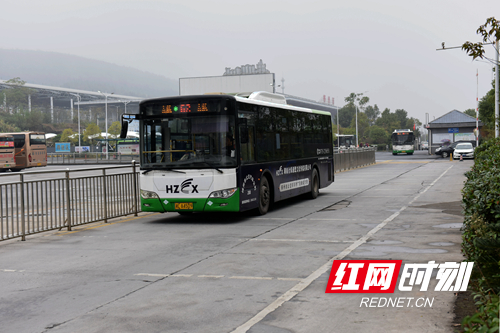 公交车从新的宽敞出入口驶出。