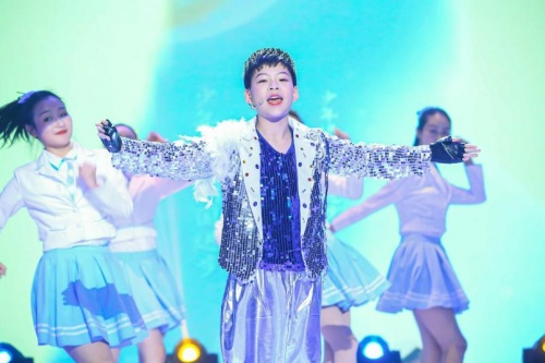 杨荣琪演唱《少年有梦》