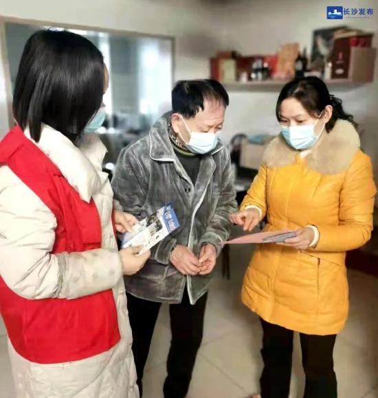 天心区青园街道工作人员向居民宣讲安全知识。