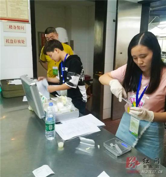 图:对食物进行快检