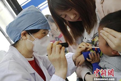 资料图:患者在医院就诊。 中新社记者 殷立勤 摄