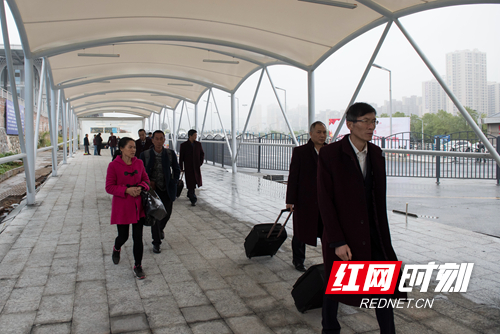 11月19日,乘客从武广高铁郴州西站新的遮阳式专用人行出口通道走出。