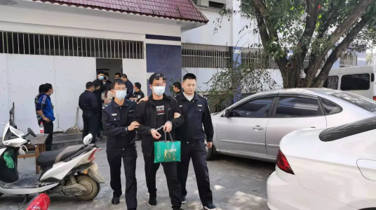3月4日,10名嫌疑人从隔离点出来被押解到当地公安机关