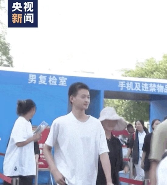 6月8日，郎铮从高考考场走出来