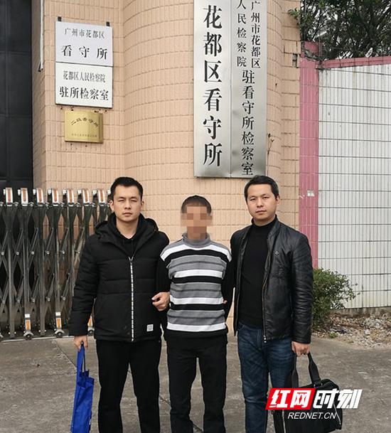 12月11日,常宁市公安局在广州花都警方的大力支持下,成功抓获潜逃17年的命案逃犯朱某文。