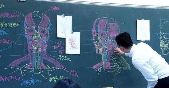 医学老师板书像艺术家