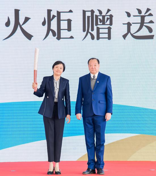 中国奥运首金获得者许海峰向常熟市赠送2008年北京奥运会火炬。