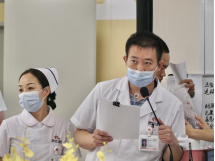 (肖乐仁医生进行手术注意事项宣教)