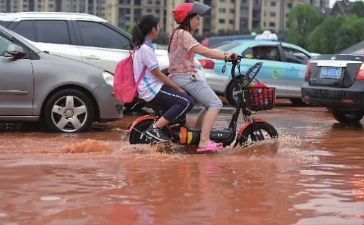 7月5日下午，长沙县黄兴大道与开元东路口，受降雨影响，该路口积水较深，影响市民交通出行。当天，我省北部地区迎来新一轮的强降雨过程。记者 郭立亮 摄