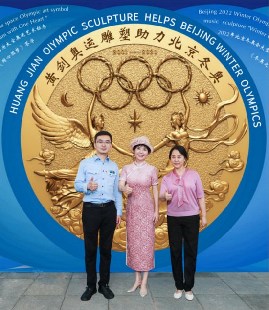 展会开幕之际,湖南省驻京办事处主任魏旋君、国家电网冬奥保障指挥展示中心负责人张庆和奥运艺术使者黄剑表示将同心共圆奥和梦
