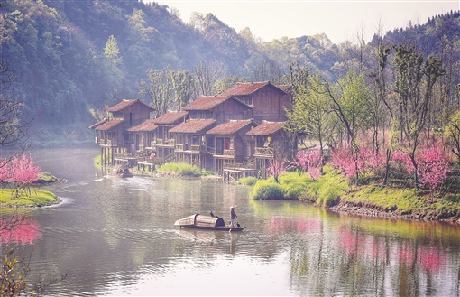 桃花源风景名胜区，桃花灼灼，溪水粼粼。 湖南日报记者 童迪 摄