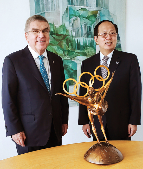 北京冬奥会雕塑《冬奥之约》由中国奥委会主席苟仲文赠送国际奥委会主席巴赫。
