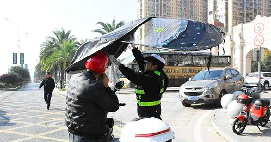  交警对交通违法行为进行现场纠正。