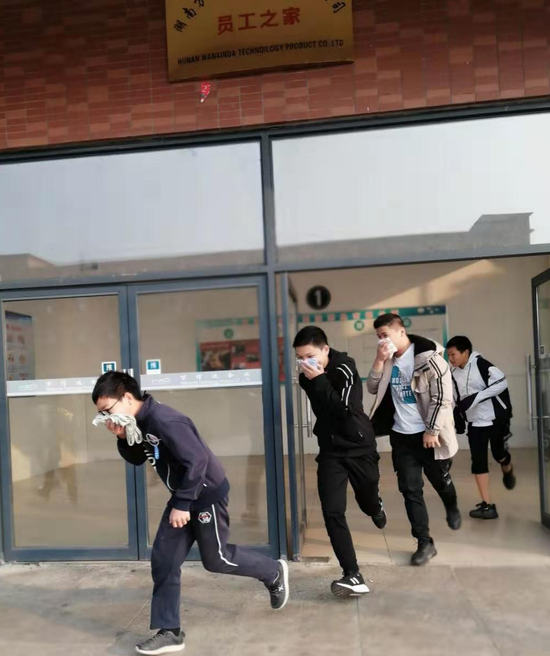 消防演练中,师生有序逃离火灾现场。