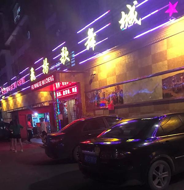 停泊在歌舞城门外的马自达“公务用车”(右)