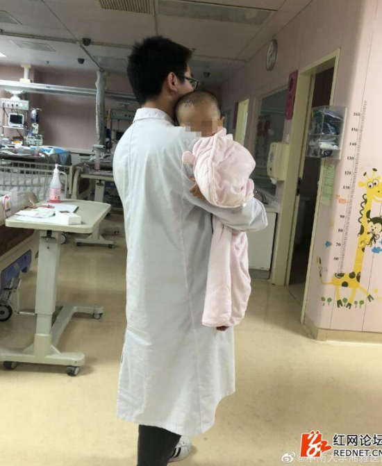 暖新闻！长沙一ICU医生当“奶爸” 整夜抱患儿哄入睡