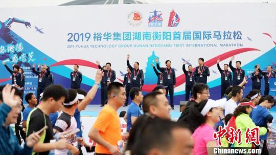 2019湖南衡阳首届国际马拉松鸣枪开跑。 罗盟 摄