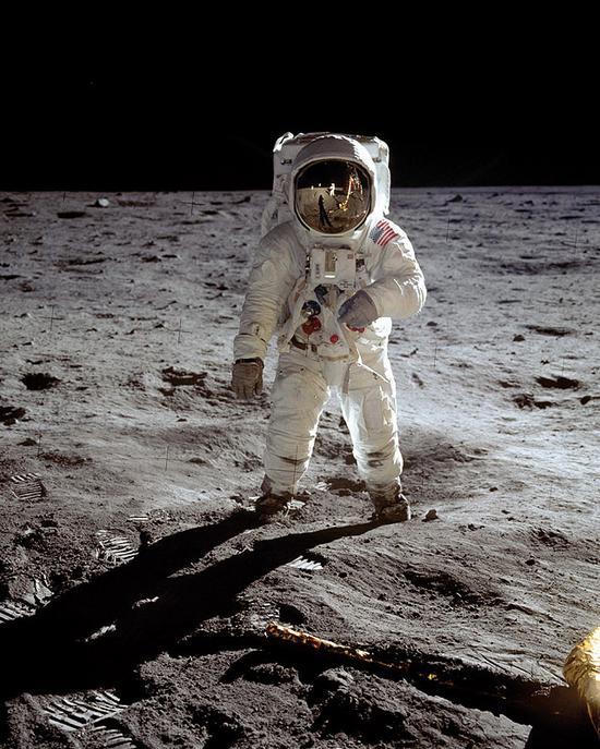 　　 1969年7月21日，传奇宇航员巴兹·奥尔德林 （Buzz Aldrin） 佩戴欧米茄超霸腕表登陆月球表面，欧米茄超霸随之成为第一枚登上月球的腕表