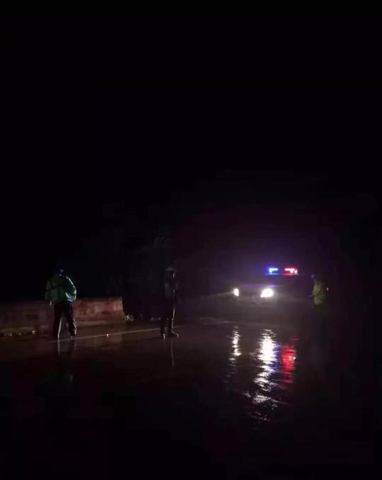 △衡南交警深夜巡逻桥头路段进行检查