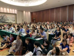 会场一座难求,如饥似渴的学者席地而坐