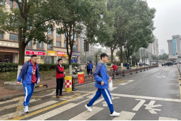 ▲“党员先锋岗”护学志愿者活动。