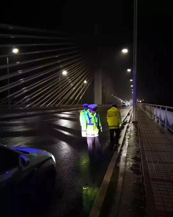 △珠晖交警深夜巡逻检查桥面结冰情况