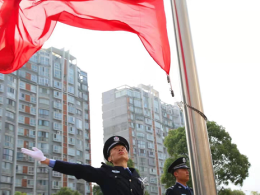 每逢重大节庆日,株洲公安都举行庄严的升旗仪式
