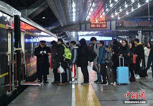 2019年1月21日0点29分，北京地区春运首趟增开旅客列车K4051次从北京站缓缓驶出，北京地区春运铁路运输大幕正式拉开。中新网记者 翟璐 摄