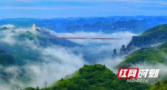 一桥飞架,天堑变通途。