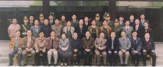 1993年,国务院副总理朱镕基等领导视察株洲,与省市领导和公安警卫人员合影