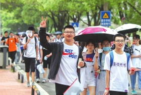 7月16日,长沙市南雅中学考点,一名男生走出考场后做出胜利的手势。图/记者杨旭