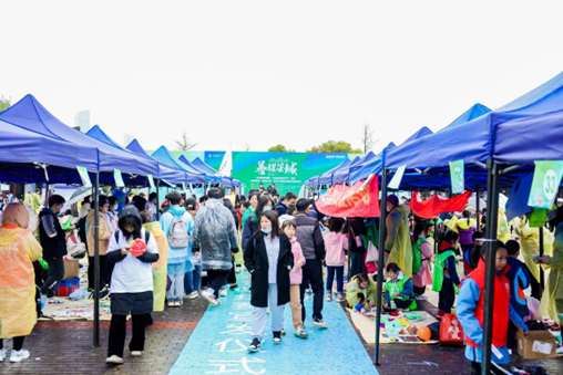 亲子家庭如火如荼开展公益义卖