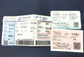 内蒙古赤峰小伙王旭回长沙的两张火车票和一张机票。