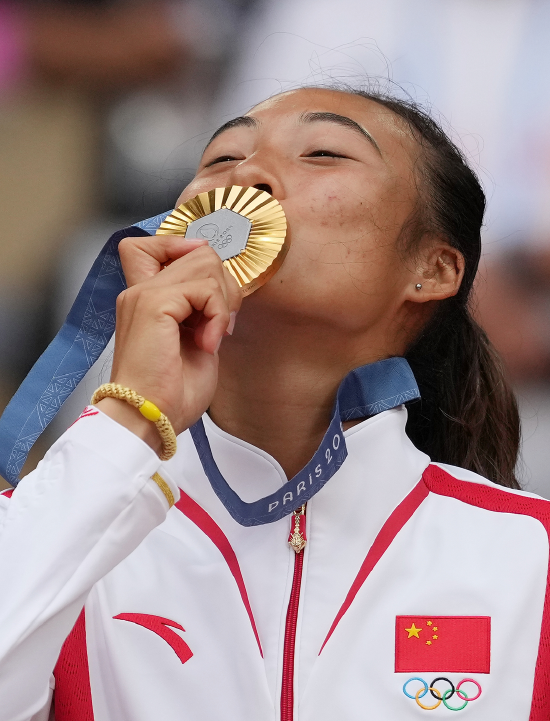 (8月3日,在巴黎奥运会网球女子单打决赛中,中国选手郑钦文2比0战胜克罗地亚选手维基奇,夺得金牌。 图片来源:新华社)