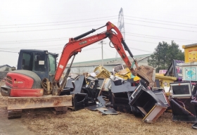 1月21日,长沙市公安局治安办理支队樊塘基地,挖机正在销毁用于赌博的电子游戏机。 图/实习生刘文洁何光翠