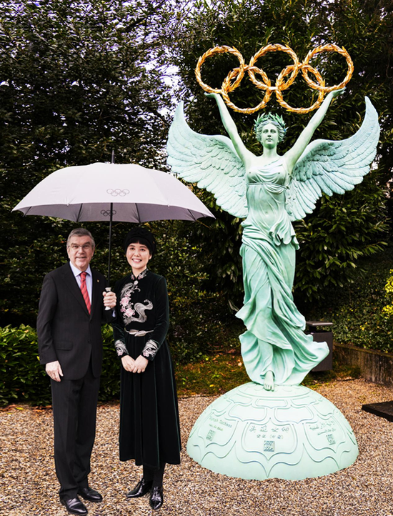 巴赫主席亲自主持《奥运女神》落成典礼，成为国际奥林匹克博物馆的艺术标志。
