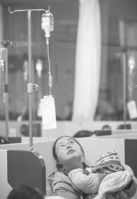 1月16日，长沙市中心医院，带孩子就诊的家长正在查看打点滴的进度。图/记者杨旭
