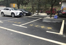 1月20日,长沙天怡梅溪湖鱼馆,女士专享泊车位明显比普通泊车位大了很多。 图/记者谢长贵