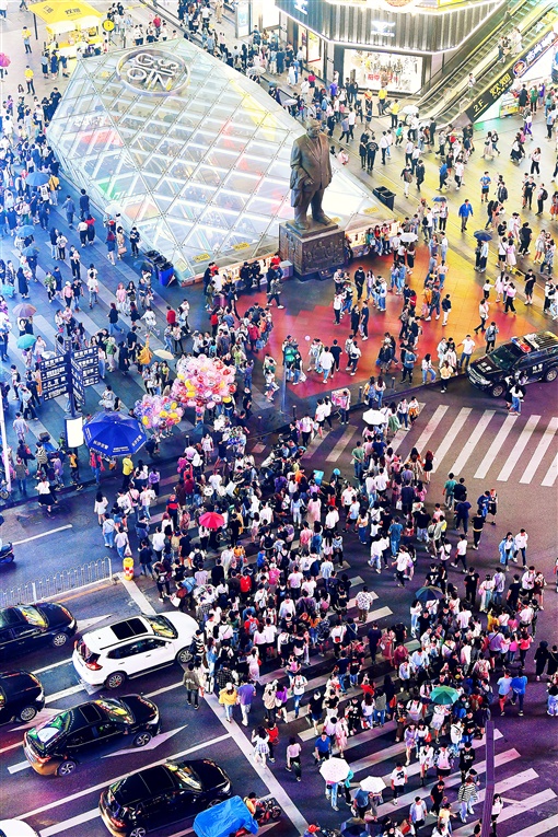 10月1日晚，市民在长沙五一商圈休闲购物游览。徐行 摄