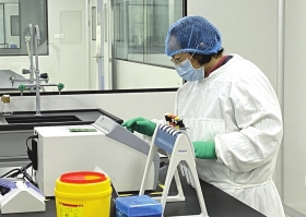 2月22日,湖南源品细胞生物科技有限公司,工作人员正在制作细胞制剂。