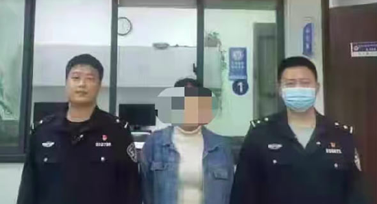 民警将嫌疑人抓捕归案