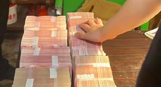 买卖外汇非法经营案现场查获的涉案资金。