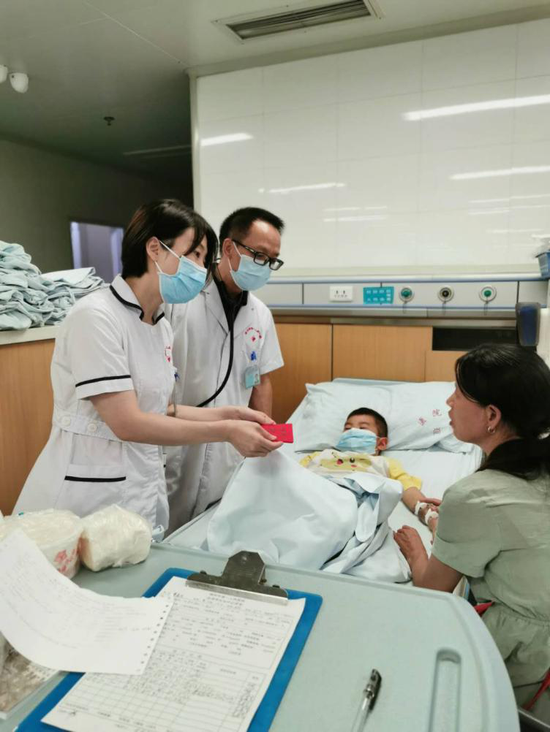 郭胜根主任和刘黄华护士长将医务人员的爱心善款交到小杰手中