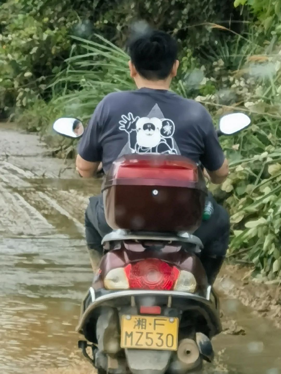 唐凯驾驶摩托车紧急传输素材。
