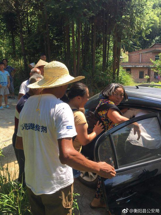 衡阳一女子拦交警车趴车头喊救命 原因出乎意