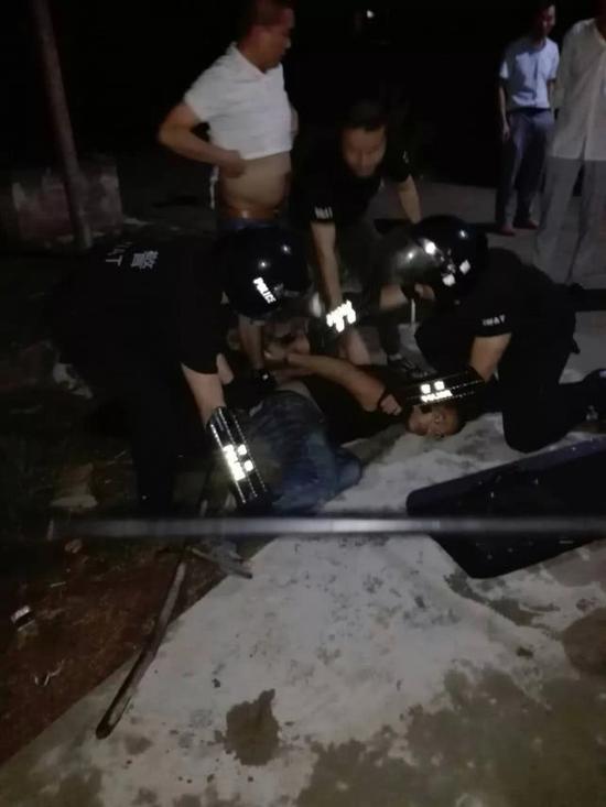 经派出所民警对嫌疑男子现场尿检结果呈阳性,确定该嫌疑人属吸毒人员。