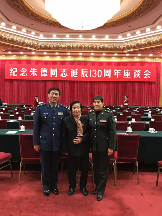 2016年11月29日,中共中央在人民大会堂举行纪念朱德同志诞辰130周年座谈会。图为朱新华(右)与家人朱和平(左)、母亲赵力平(中)在座谈会现场。